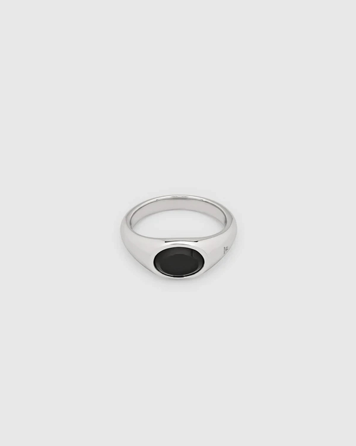 TOM WOOD の Joe Ring Polished Onyx (101274)