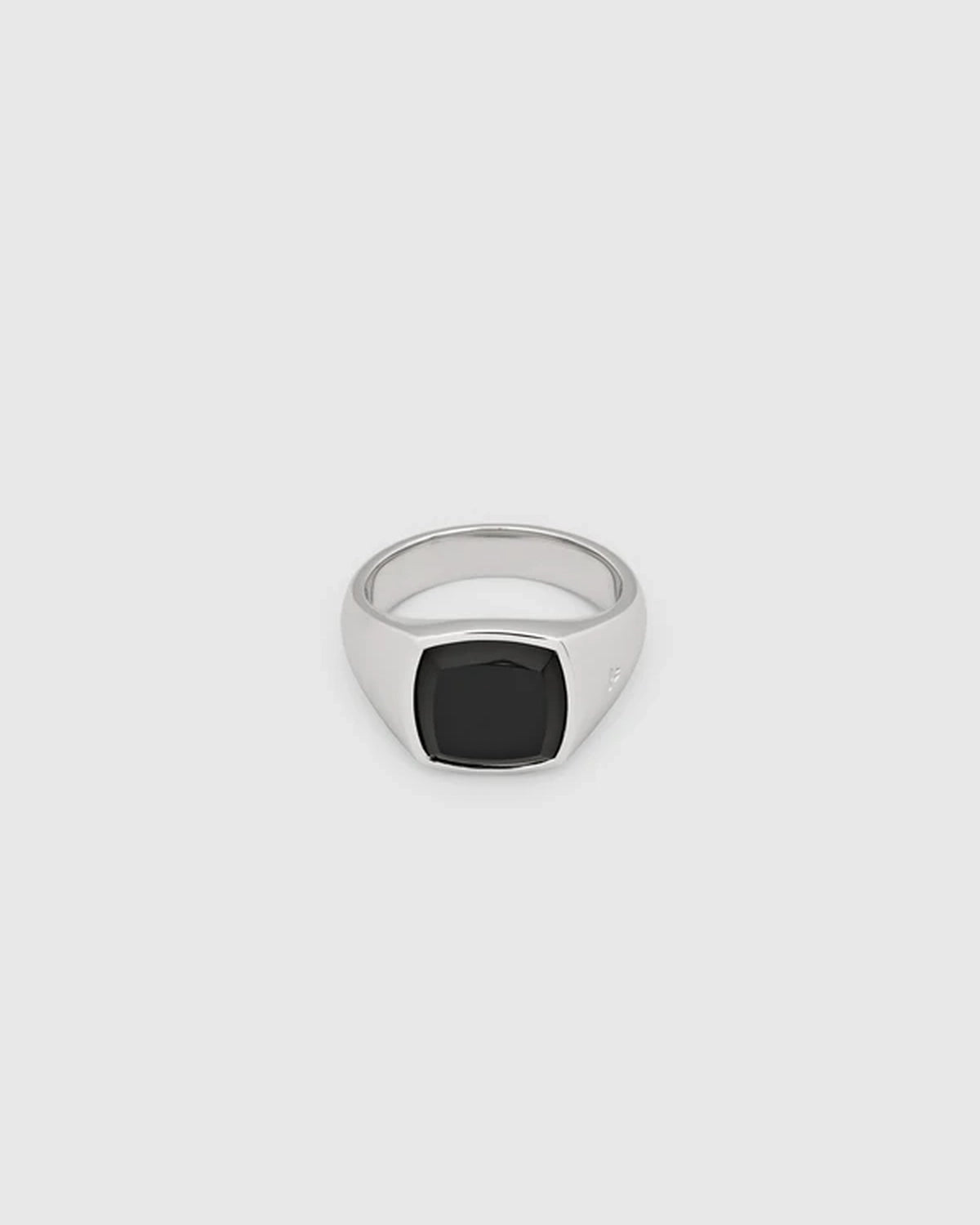 TOM WOOD の Kay Ring Polished Onyx (101276)