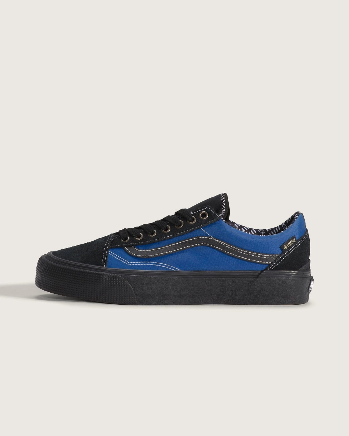 VANS の Old Skool Gore-Tex (VN000DCDY61)
