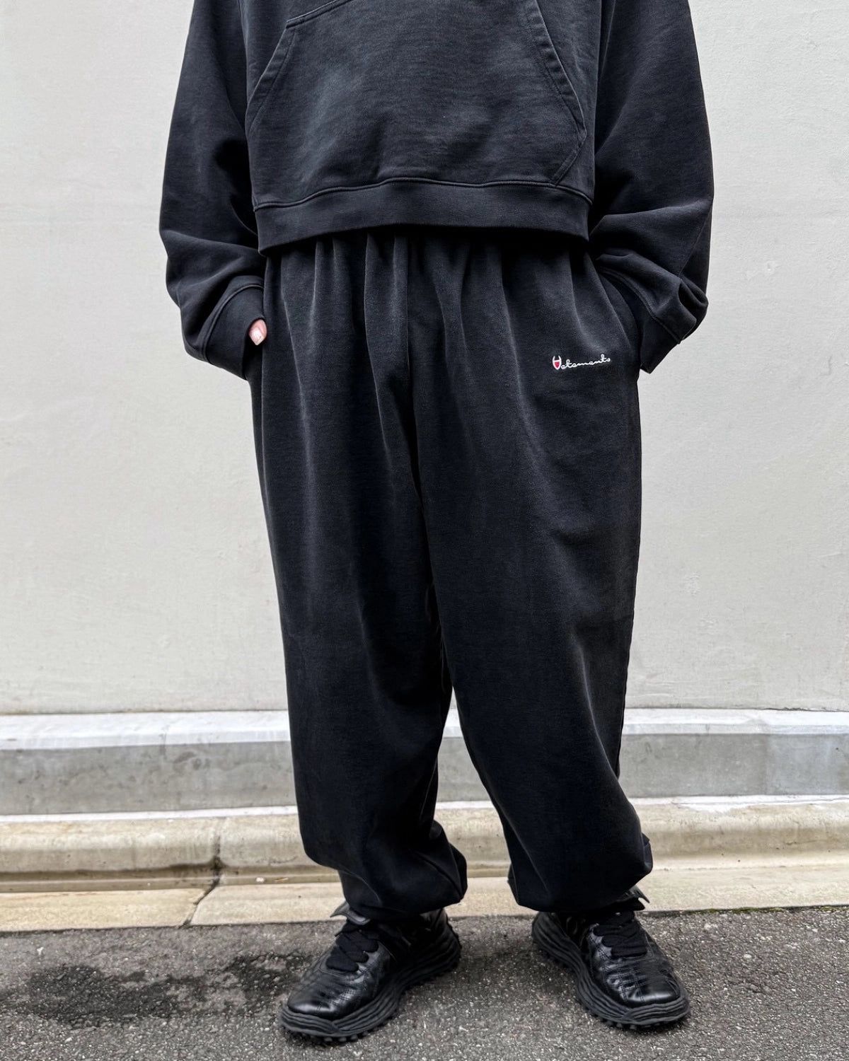 VETEMENTS の ATHLETIC LOGO ELASTIC SWEATPANTS (MH27SP228B)