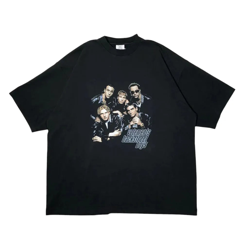 VETEMENTS の BACKS TREETBOYS OVERSIZED T-SHIRT (UA66TR620B1000)