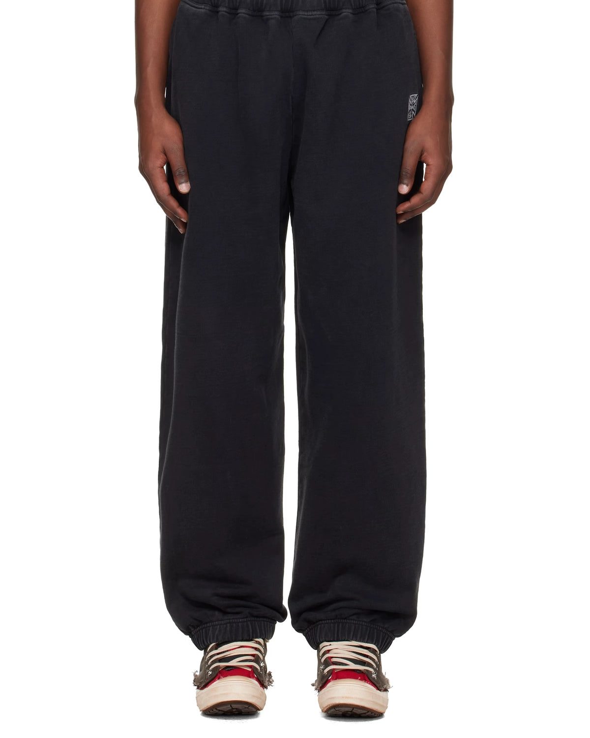 VETEMENTS の BIKER CROSS LOGO SWEATPANTS (ME76SP160B)