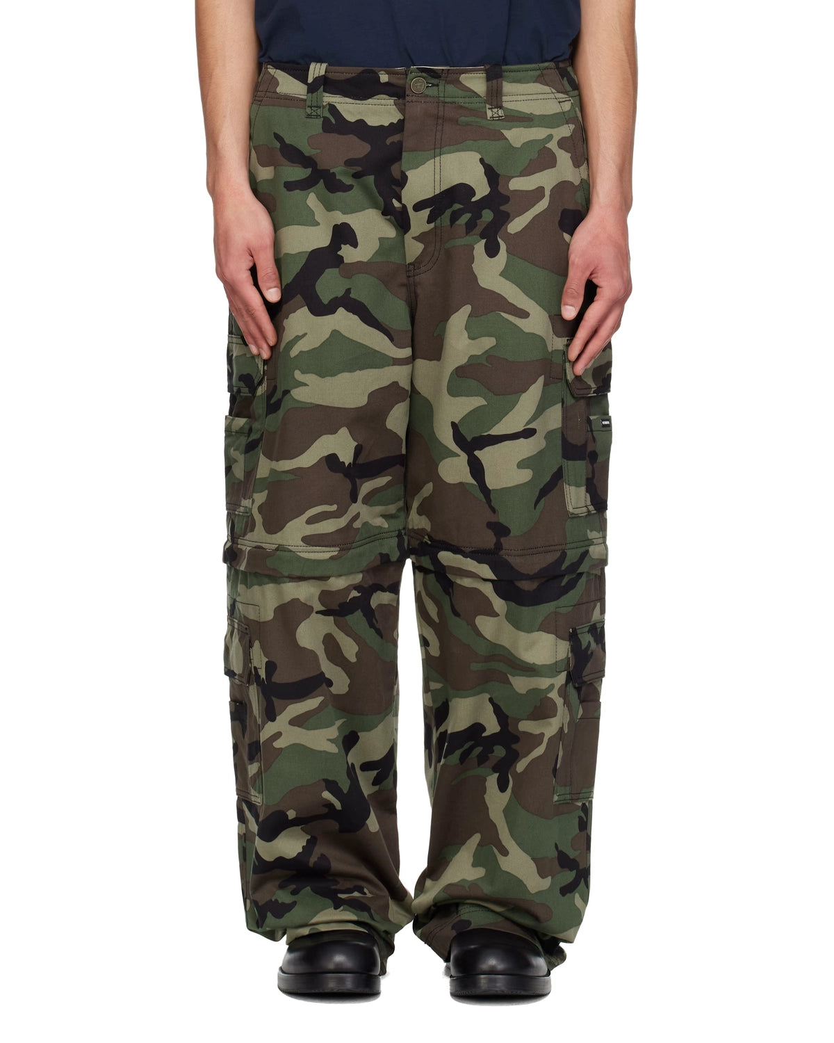 VETEMENTS の CAMO CARGO PANTS (ME76PA096XE)