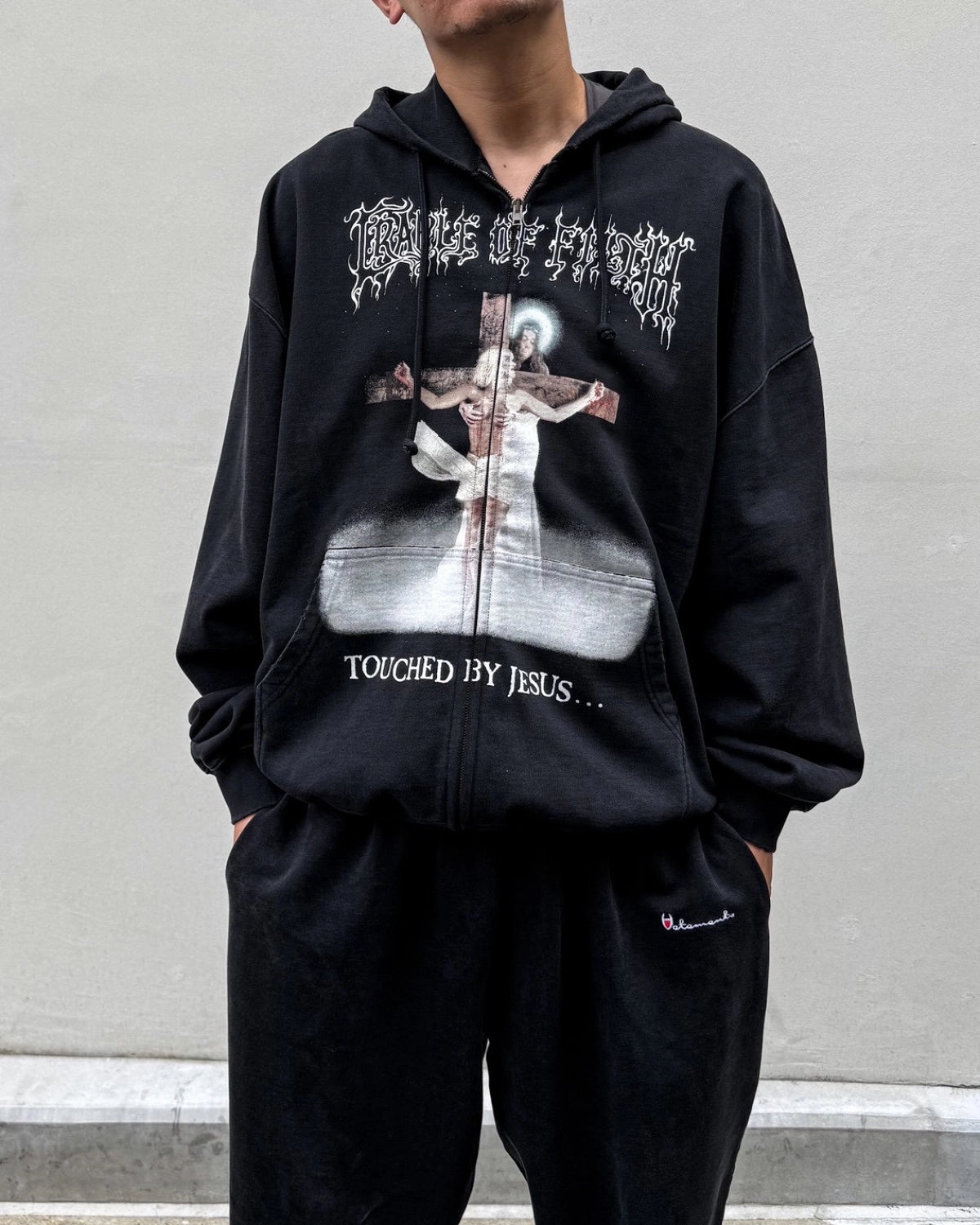 VETEMENTS の COF JESUS ZIP-UP HOODIE (MH27ZU208B)