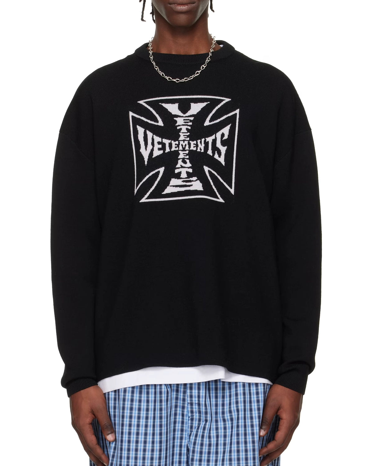VETEMENTS の DOUBLE BIKER CROSS LOGO SWEATER (ME76KN099B)