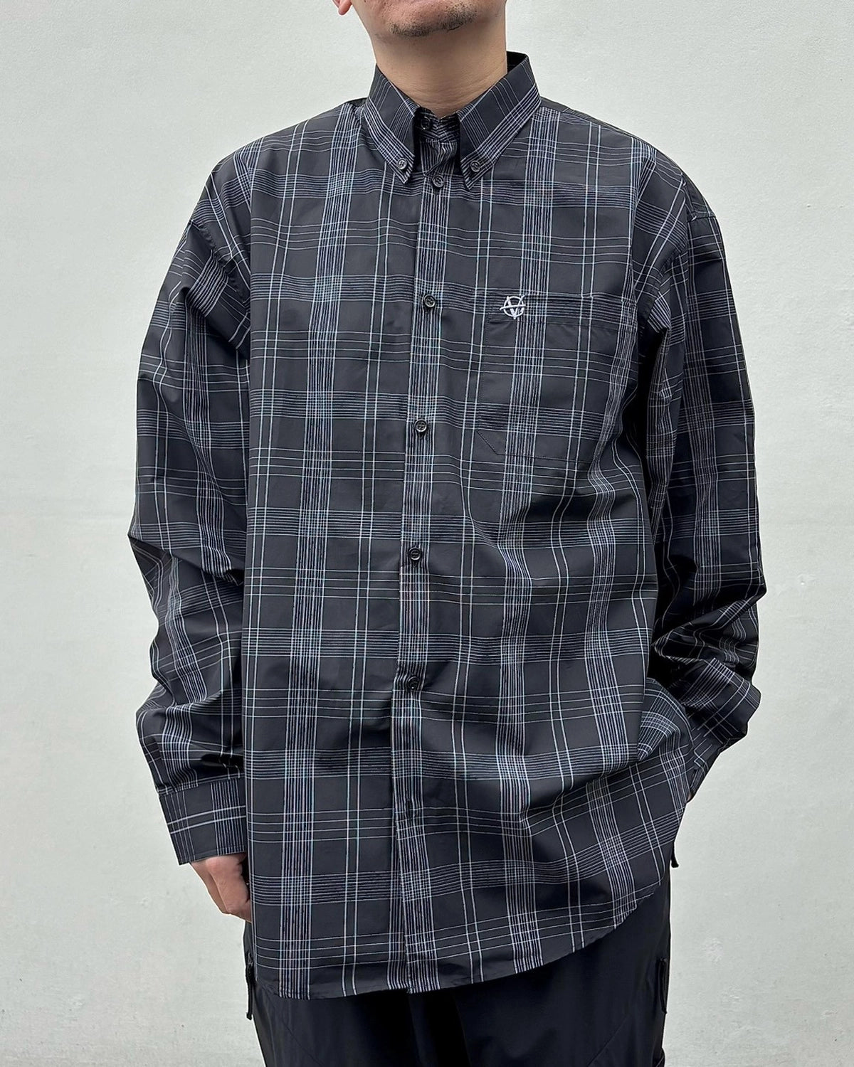 VETEMENTS の METAL LOGO CHECKED SHIRT (MH27SH059BC)