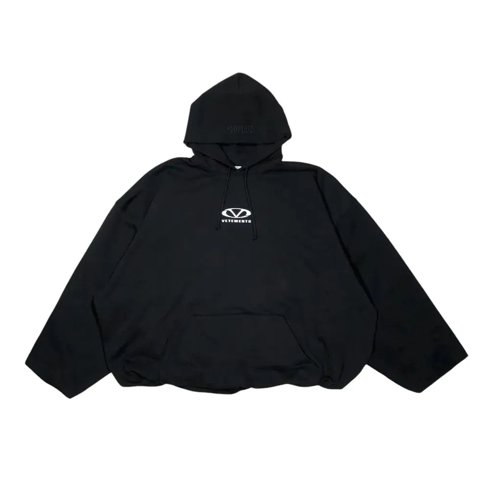 VETEMENTS の OVAL LOGO CROPPED BOXY HOODIE (UA66HD600BW1500)