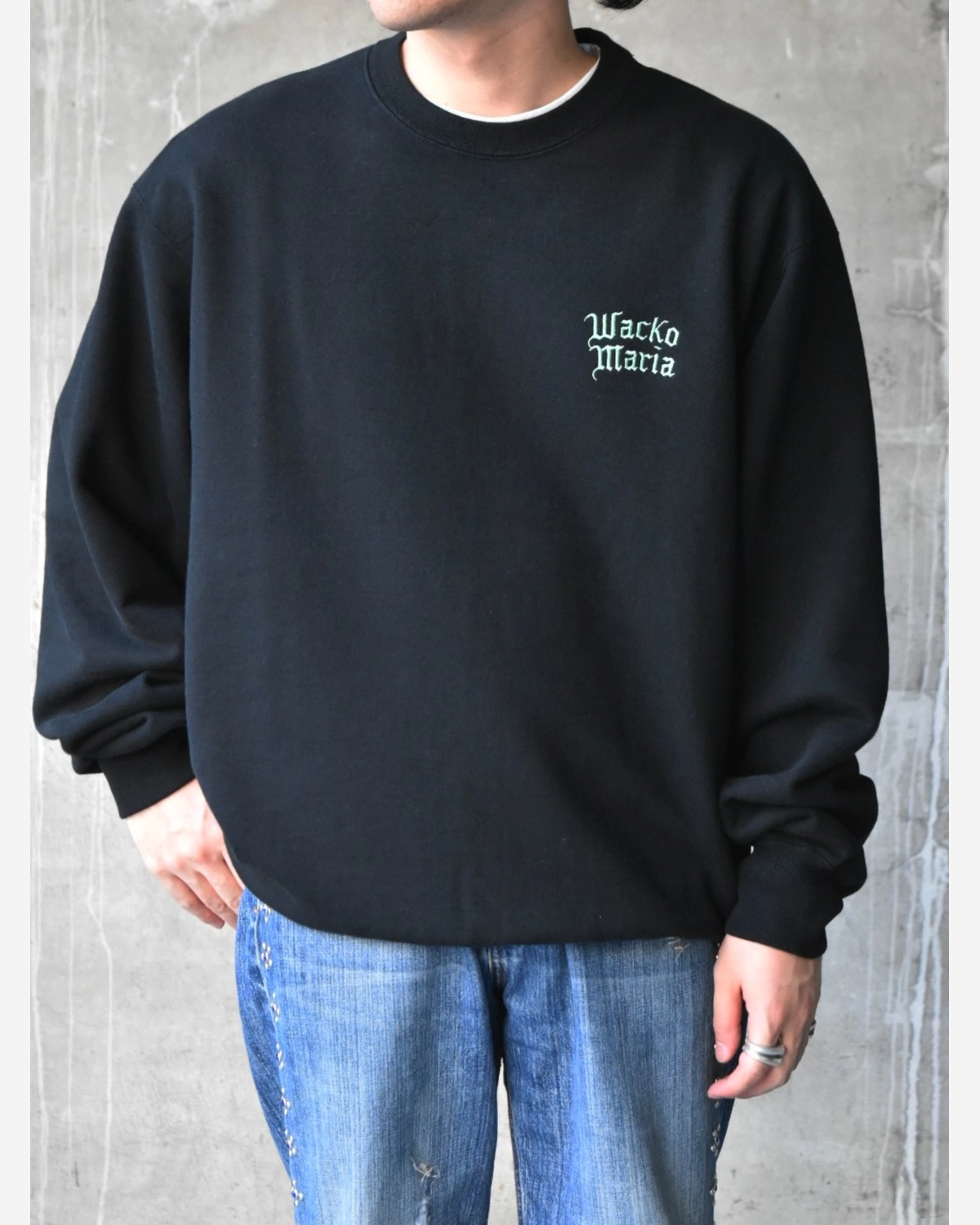 WACKO MARIA の WASHED MIDDLE WEIGHT CREW NECK SWEAT SHIRT (26FWE-WMC-SS05)