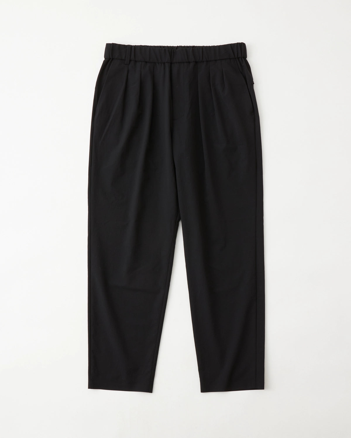 White Mountaineering  の 3 TUCK EASY TAPERED PANTS (BK2571405)