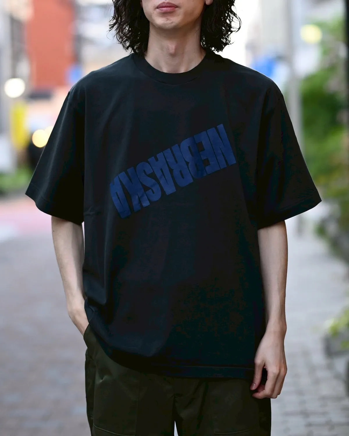 blurhmsROOTSTOCK の NEBRASKA Print Tee WIDE (bROOTS25S34S26D)