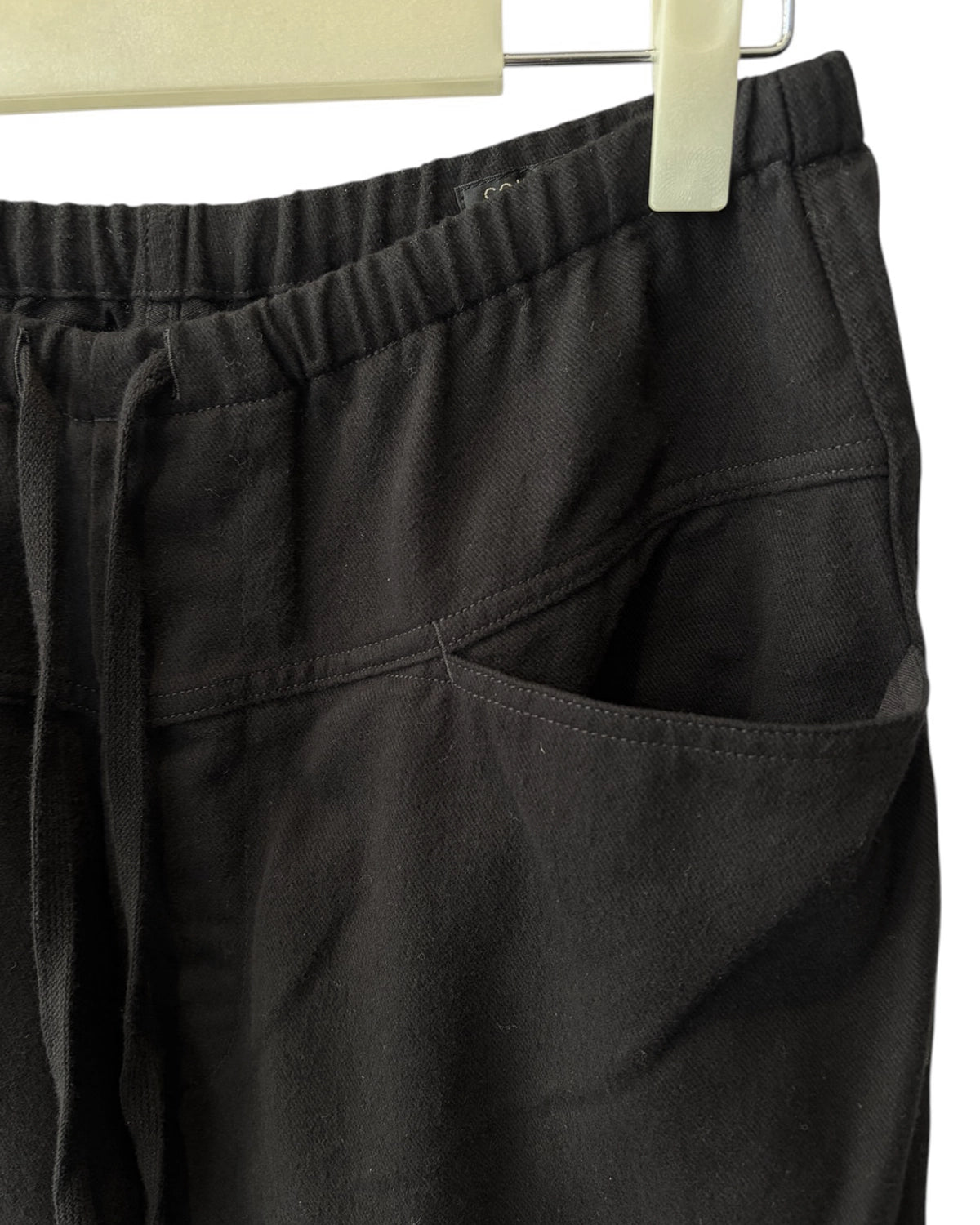 COMOLI / ブラックドリル テーパードパンツ (D01-03004)