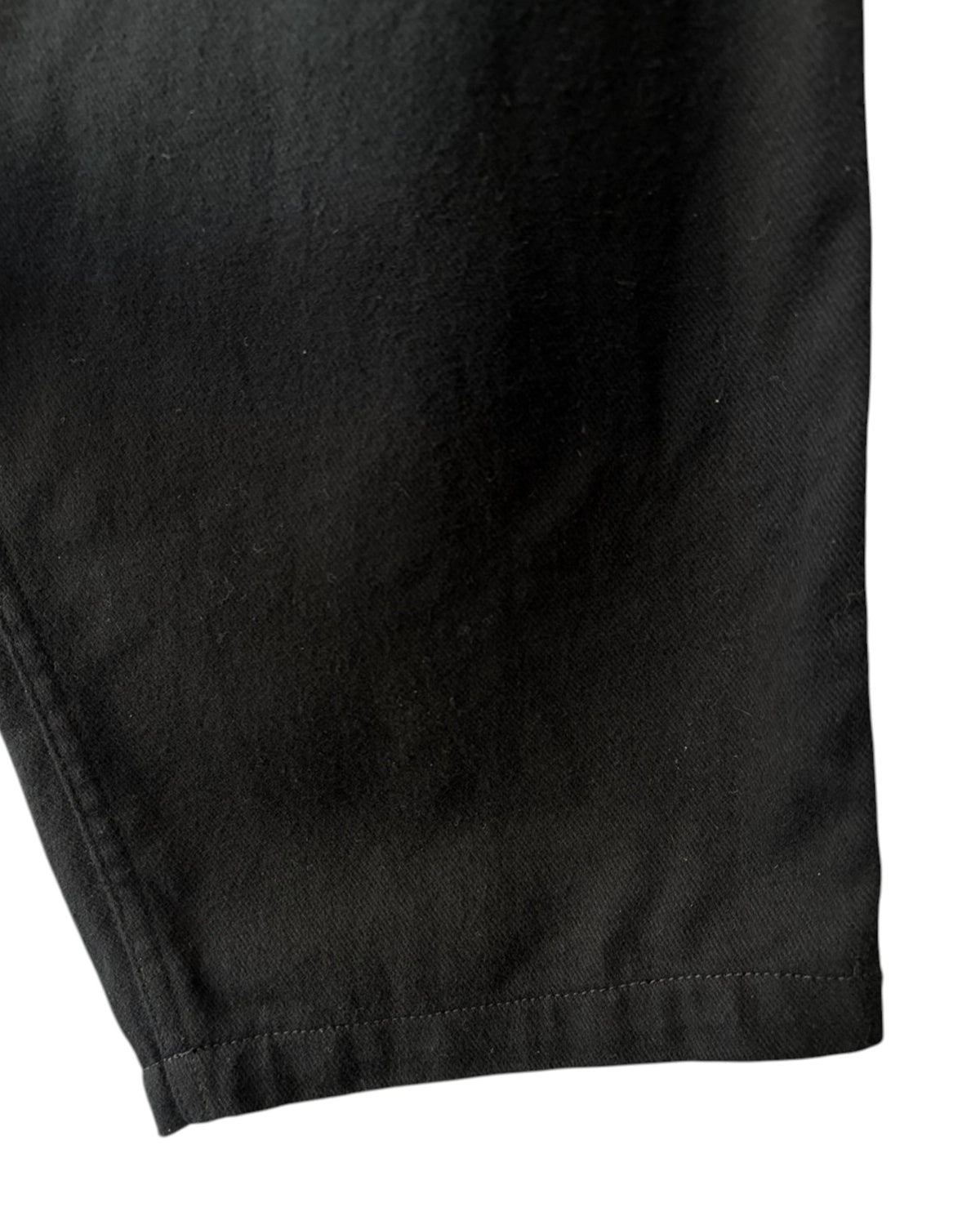 COMOLI / ブラックドリル テーパードパンツ (D01-03004)