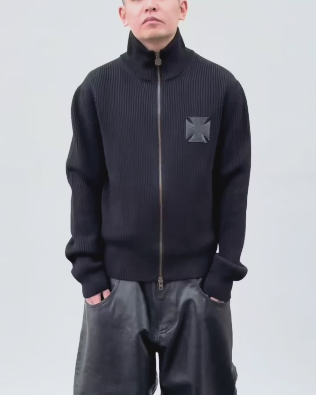 VETEMENTS (ヴェトモン) / LEATHER CROSS ZIP-UP SWEATER | 公式通販