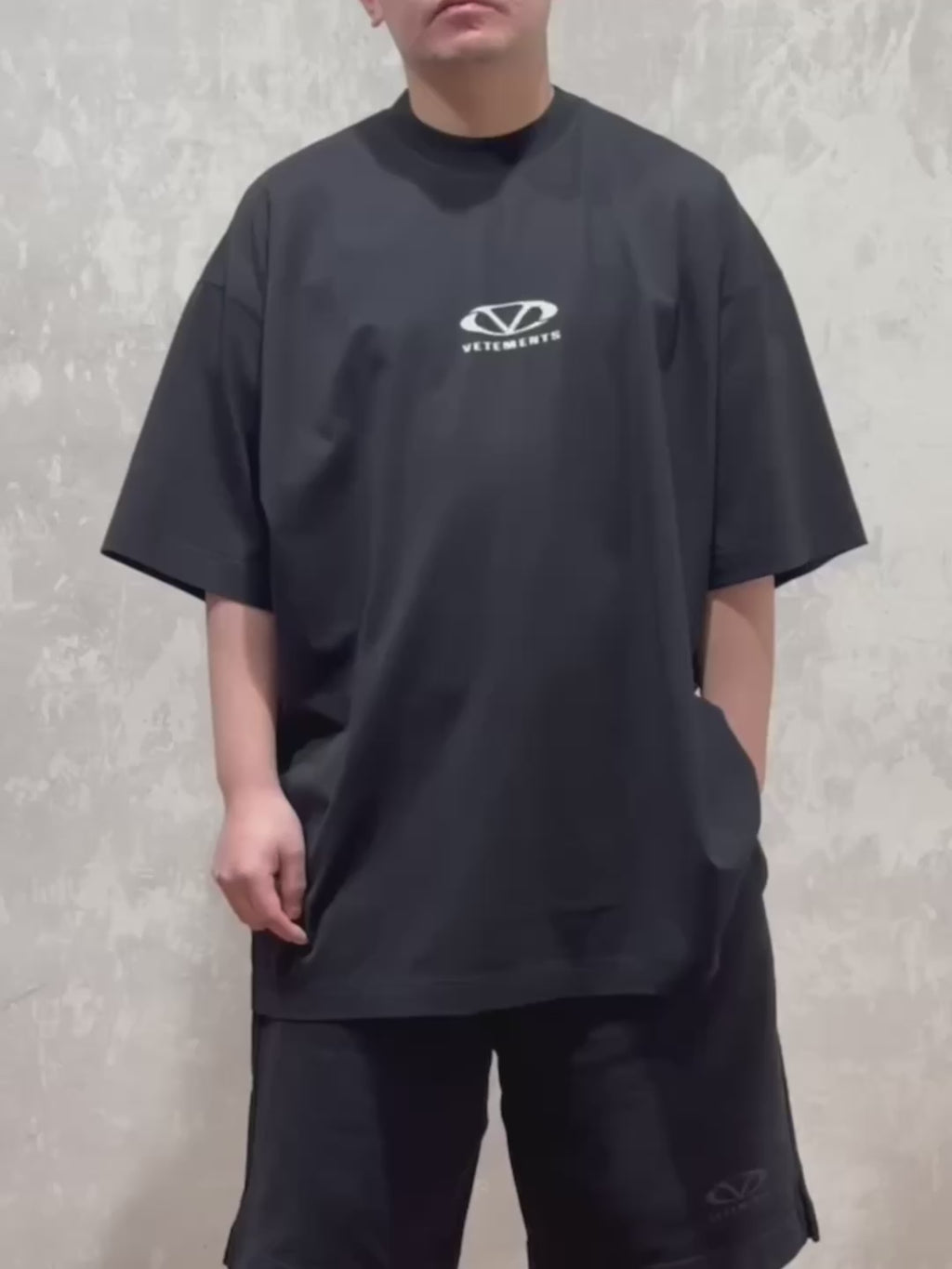 VETEMENTS / OVAL LOGO OVERSIZED T-SHIRT (UA66TR605BW1000)