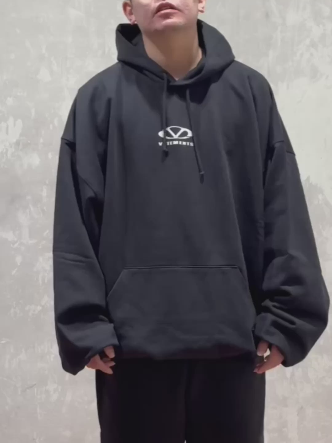 VETEMENTS / OVAL LOGO CROPPED BOXY HOODIE (UA66HD600BW1500)