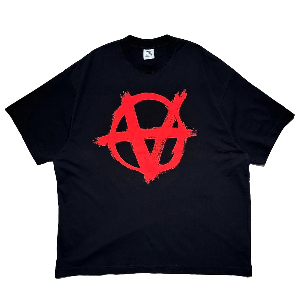 VETEMENTS の DOUBLE ANARCHY T-SHIRT